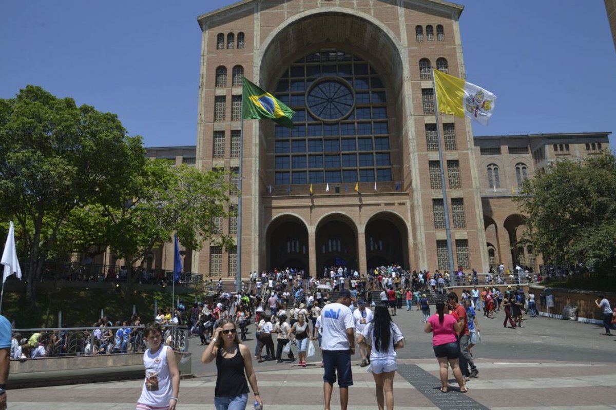 Dia da Padroeira do Brasil é comemorado sem devotos