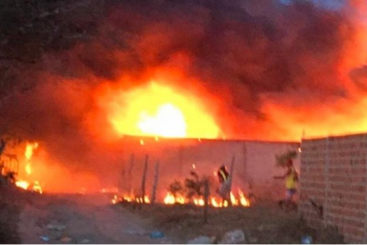 Vídeo: incêndio atinge depósito de recicláveis em Conceição do Coité, na Bahia
