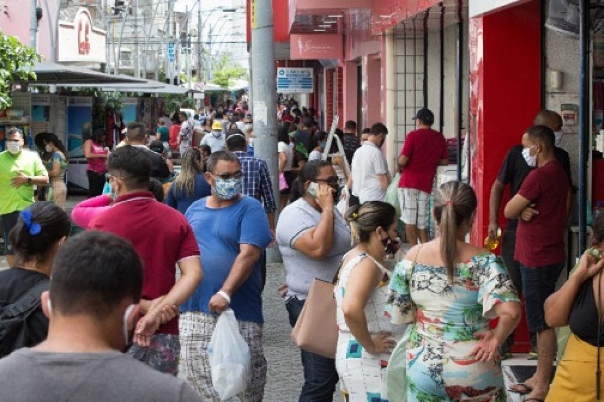 Média móvel de mortes por Covid-19 fica abaixo de 600 pela primeira vez desde maio