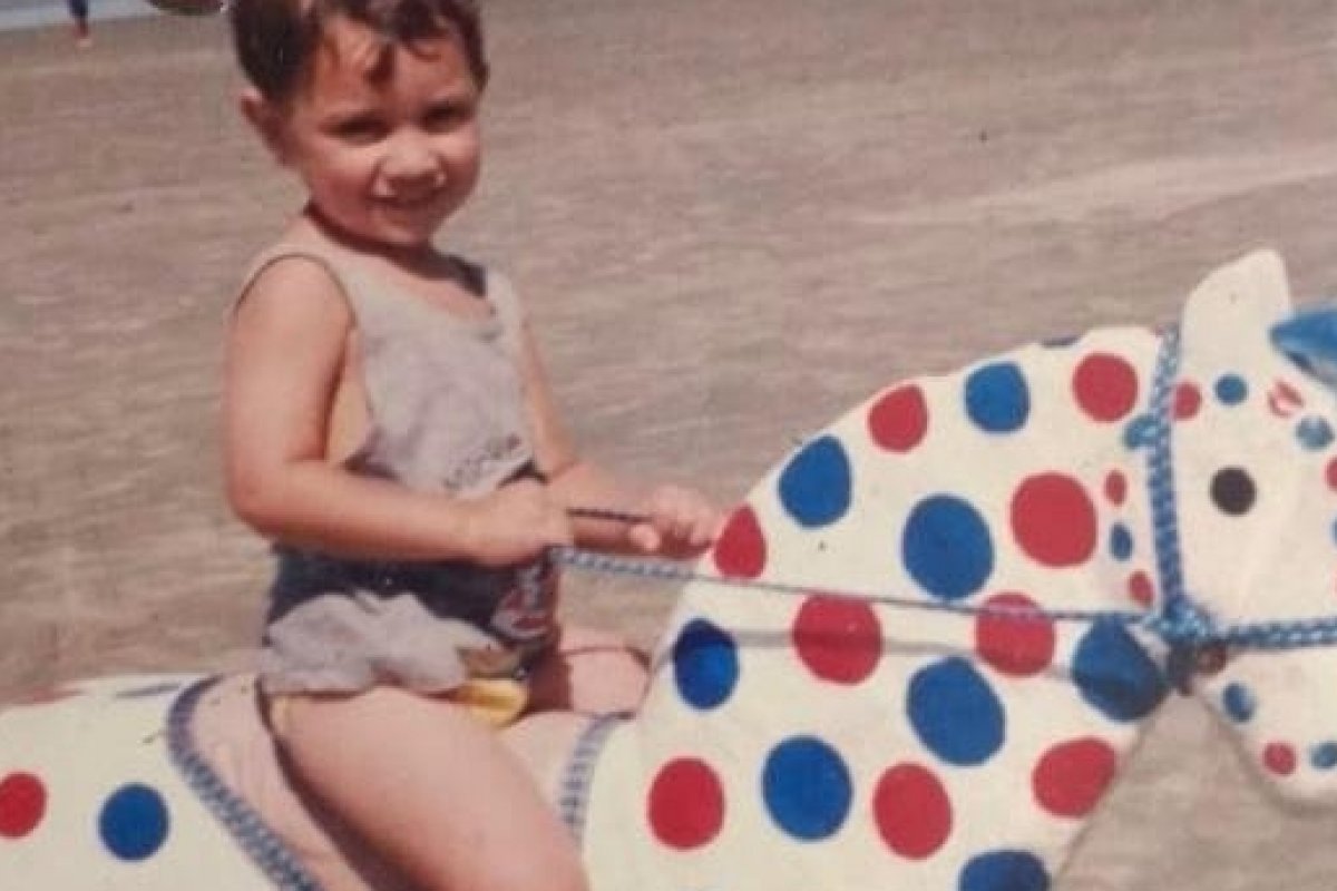 "Sou gay desde criança, eu sempre soube" declara ator da Netflix, sobre sexualidade e importância do apoio da família