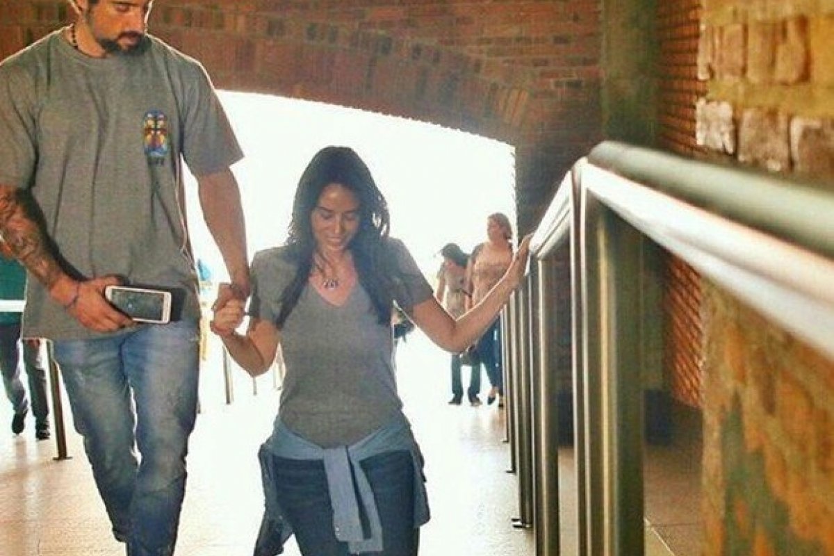 Marcos Mion e esposa pagam promessa após cura de câncer