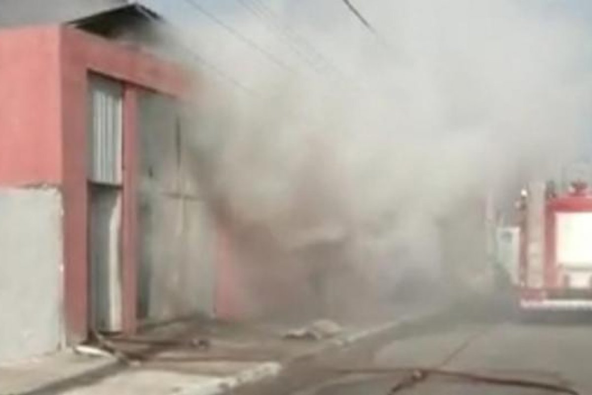 Incêndio destrói loja de confecções no bairro de São Cristóvão