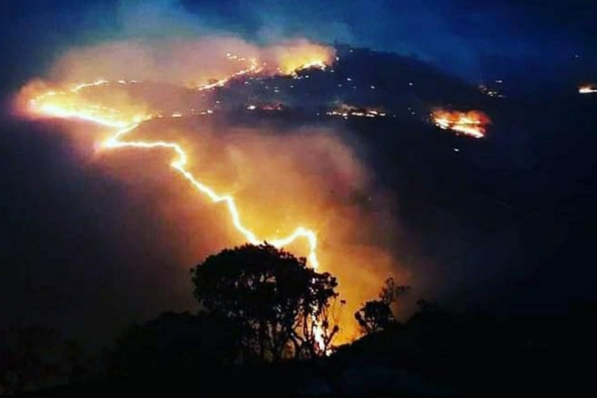 Governo de Goiás afirma que não autorizou uso de retardante de fogo na Chapada dos Veadeiros