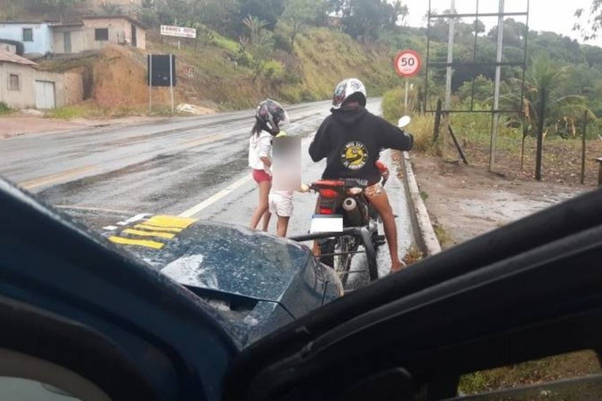 Homem é flagrado transportando duas crianças em moto na BR-101