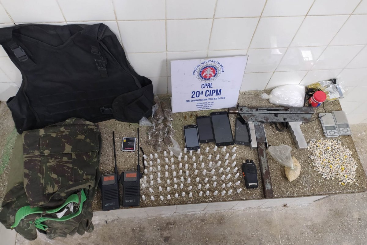 PM apreende submetralhadora e mais de 600 porções de drogas em Cabuçu, na Bahia