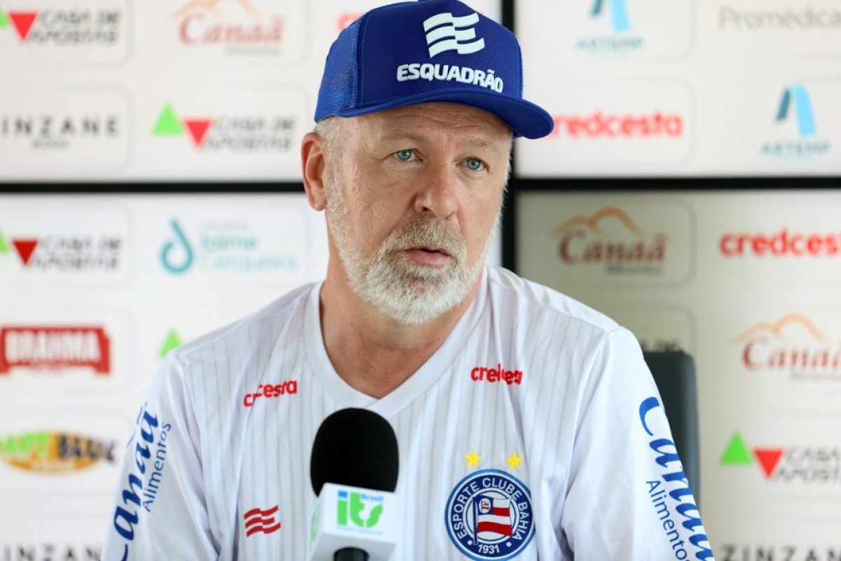 Com risco de suspensão, Mano Menezes pede desculpas por ofensa a árbitro