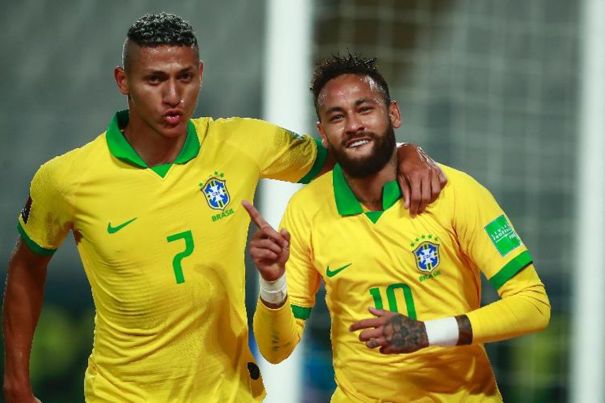 Neymar faz hat-trick, Brasil faz quatro pra cima do Peru e alcança liderança das Eliminatórias