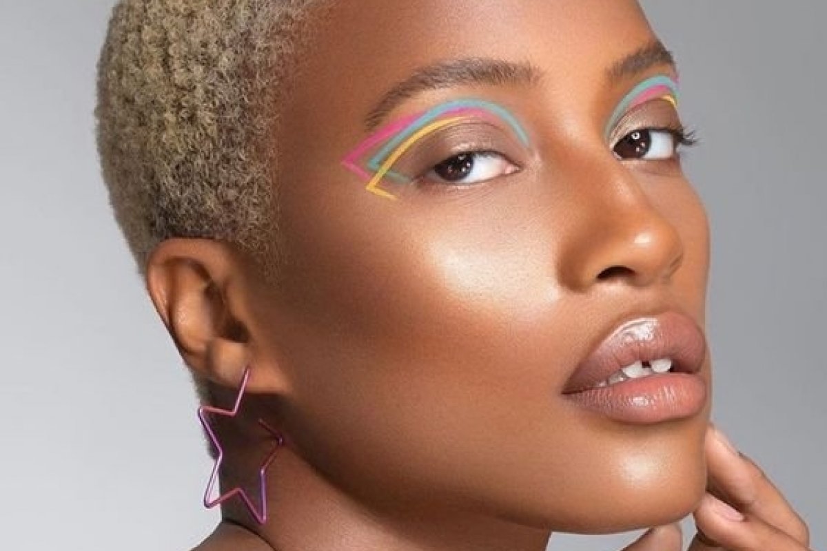 Delineador multicolorido é aposta de beleza na primavera