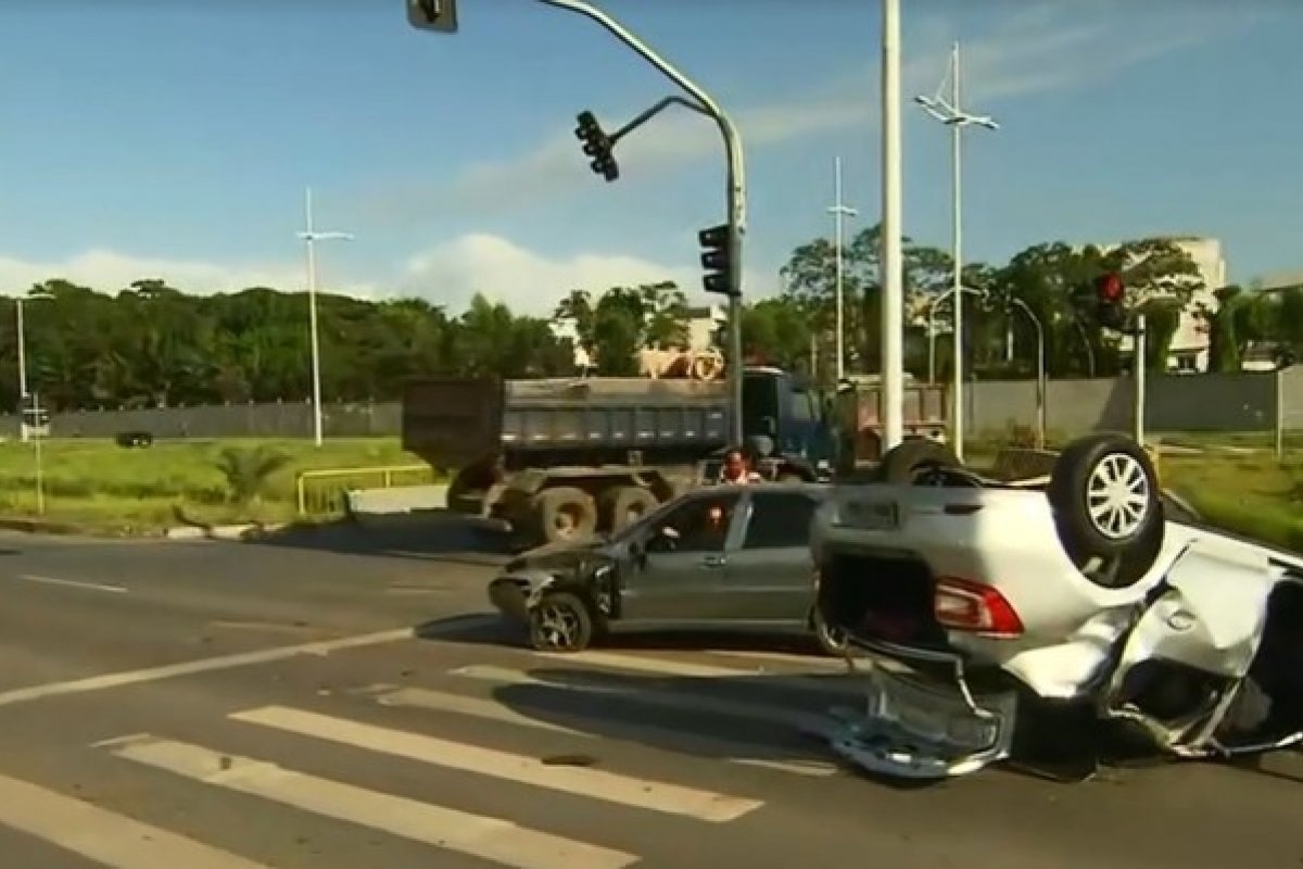 Homem fica ferido após carro capotar na Av. 29 de Março, em Salvador