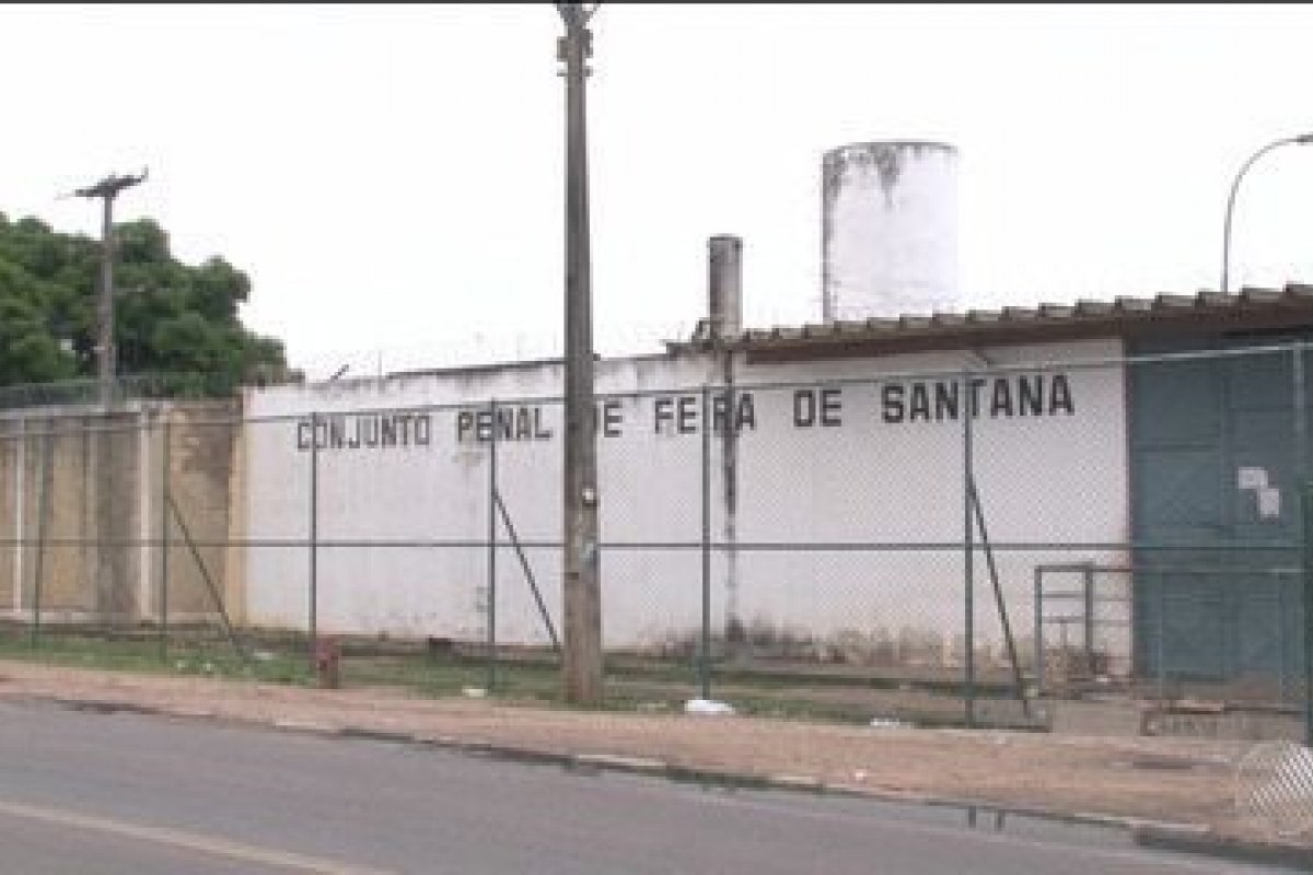 Agentes penitenciários de presídio de Feira de Santana entregam cargos