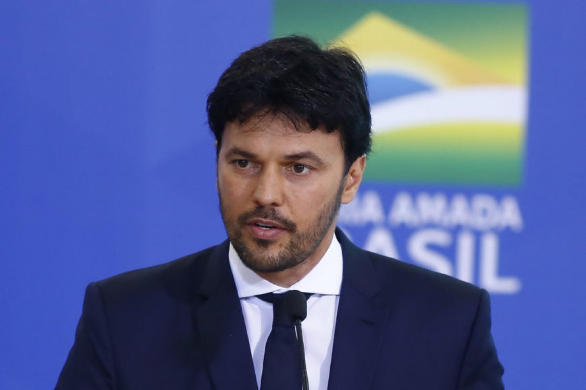 Ministro das Comunicações entrega projeto de privatização dos Correios a presidência