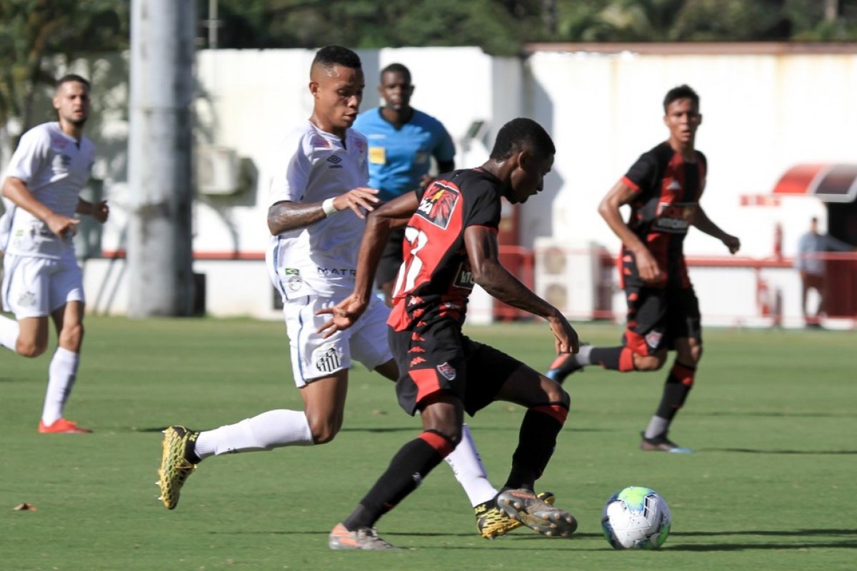 Grupo de atletas do sub-20 do Vitória testa positivo para Covid-19