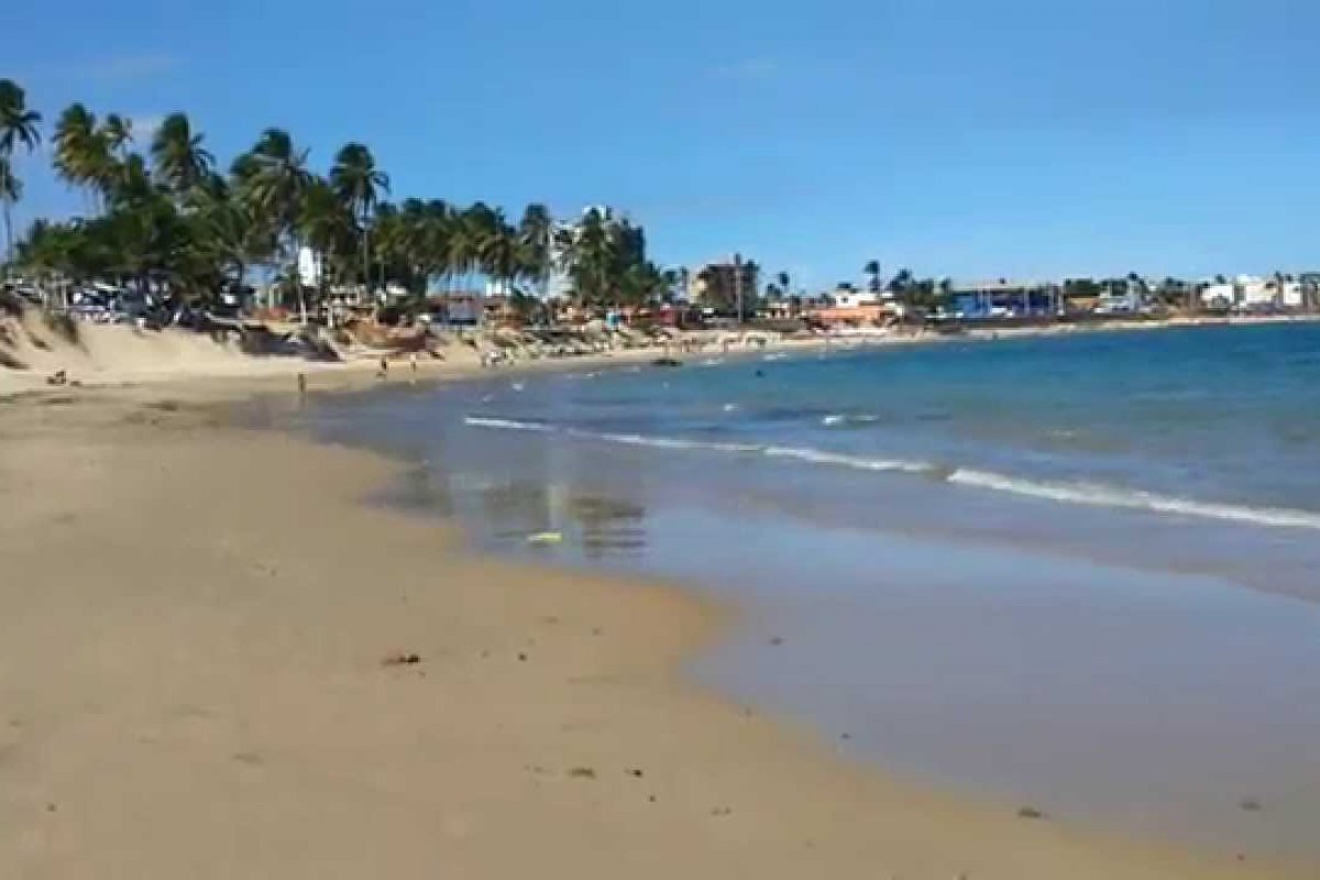 Após interdição, praia de Piatã volta a ser reaberta em Salvador