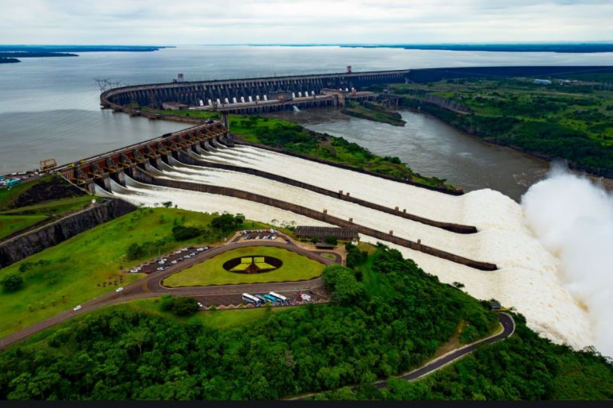 Energia elétrica produzida pela usina de Itaipú gera polêmica entre o Brasil e o Paraguai