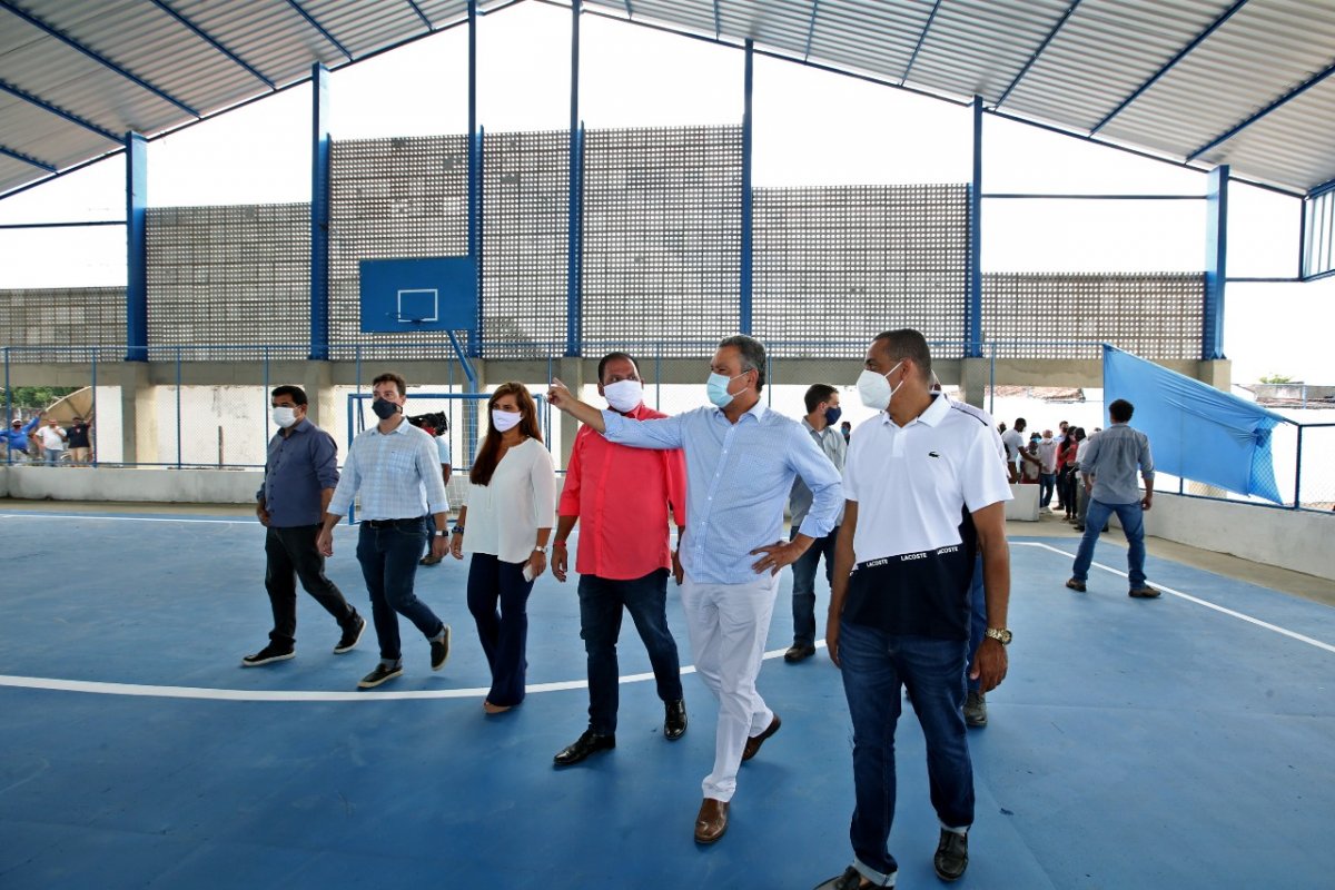 Rui entrega estádio requalificado em Amélia Rodrigues