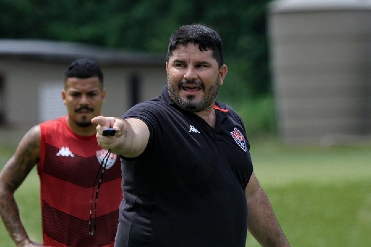 Tentando voltar para primeira parte da tabela, Vitória treina de olho na Chape