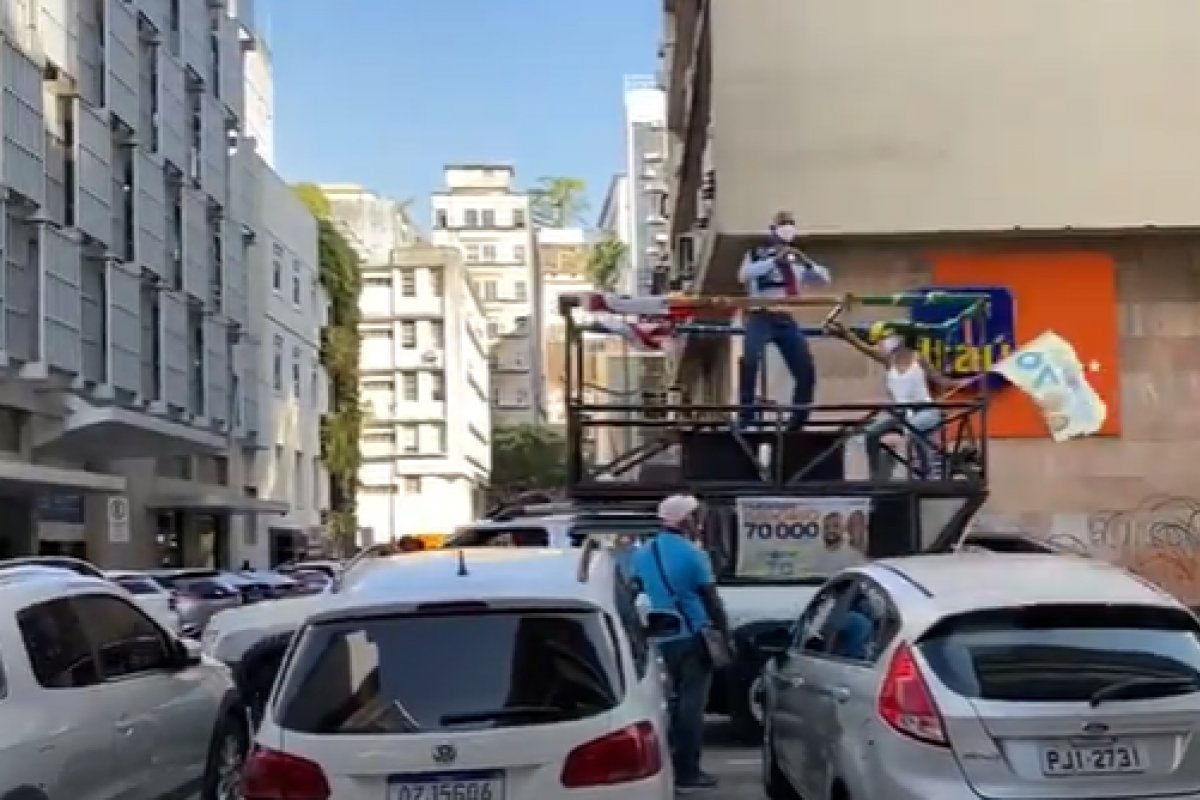 Vídeo: "É um desrespeito isso", se queixa trabalhador sobre barulhos frequentes de campanhas eleitorais