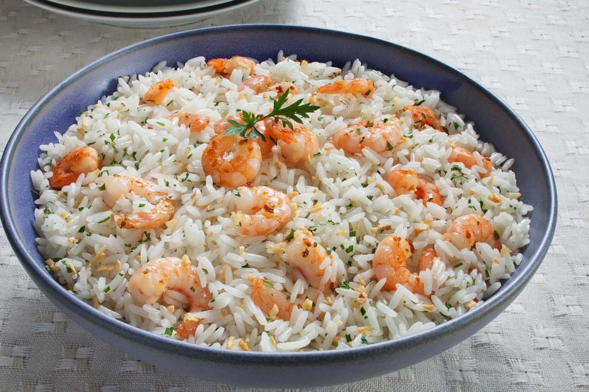 Que tal um arroz com camarão? Aprenda a fazer!