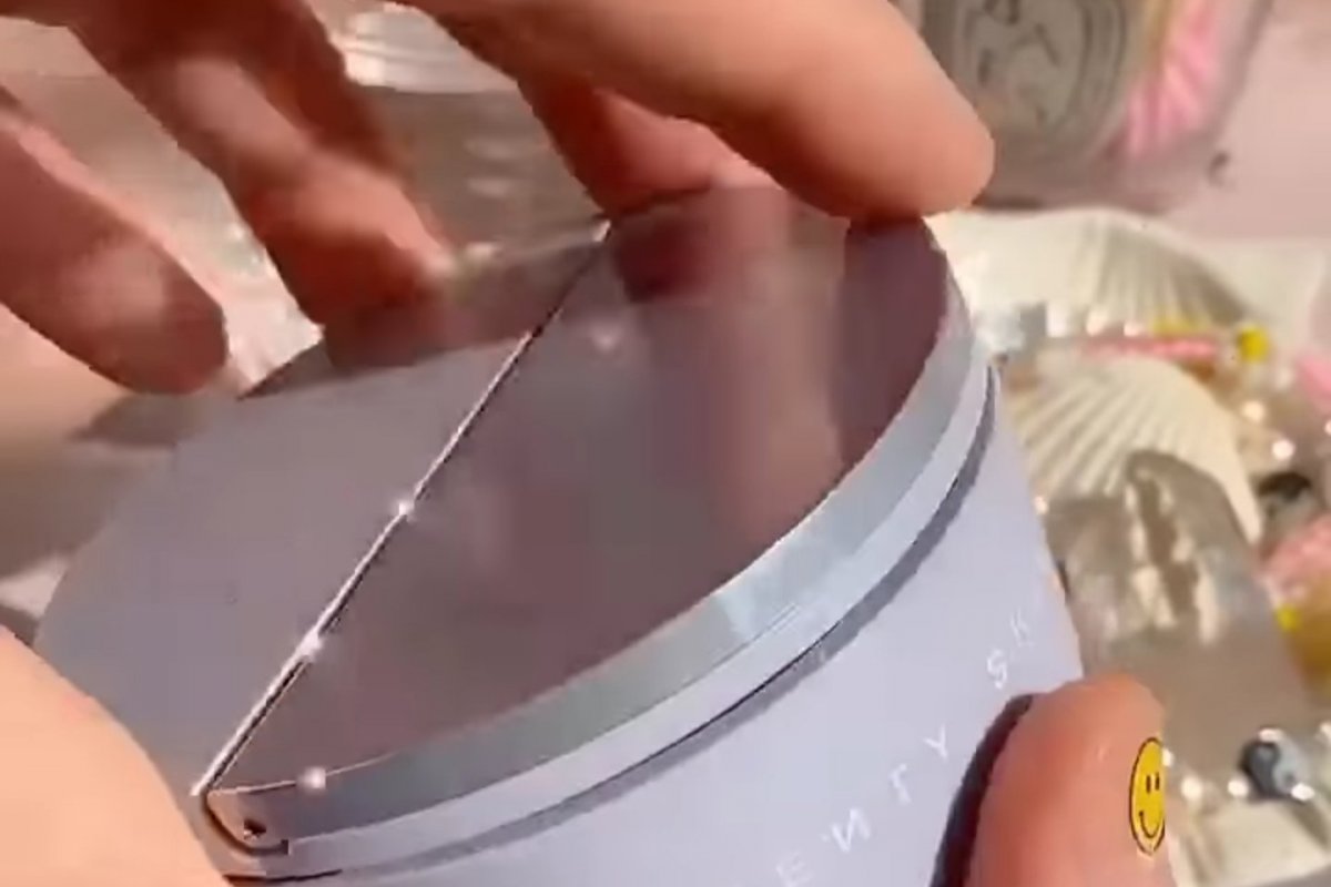 Uau! Rihanna lança creme “antiestresse” que cuida da pele enquanto você dorme