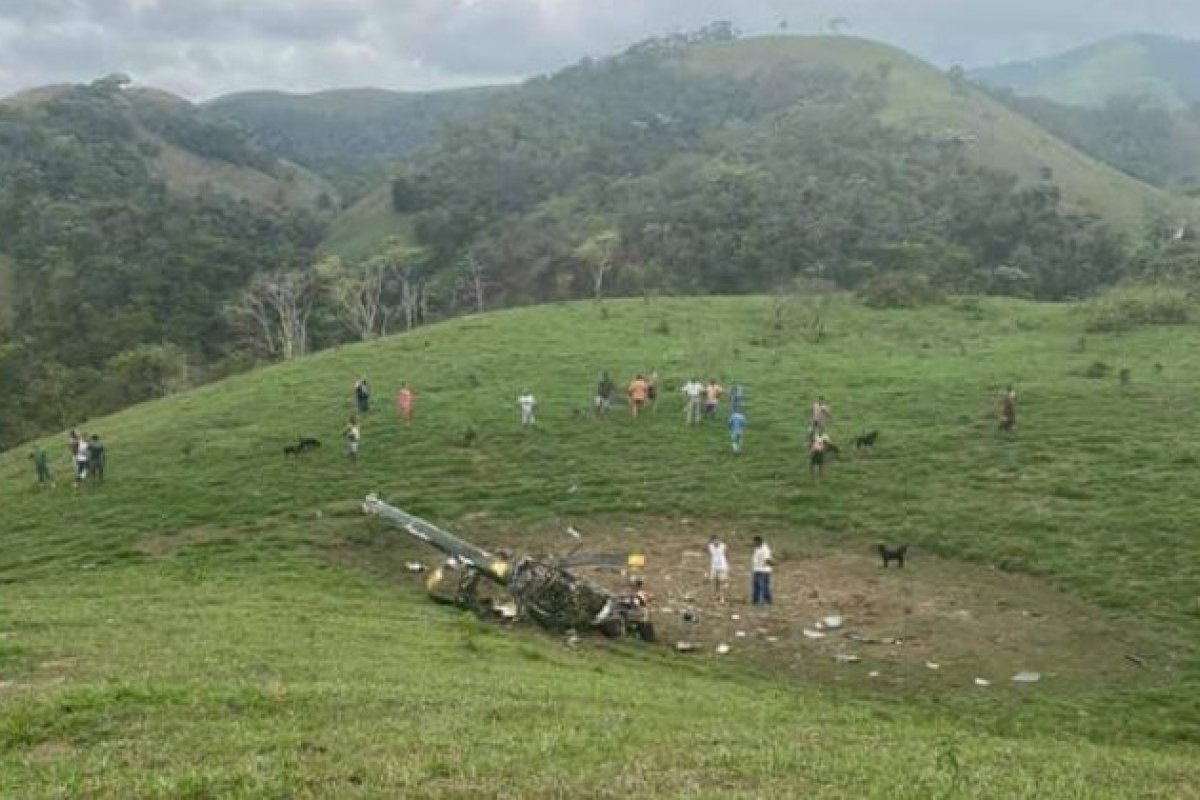 Helicóptero cai no sul do RJ e deixa dois mortos