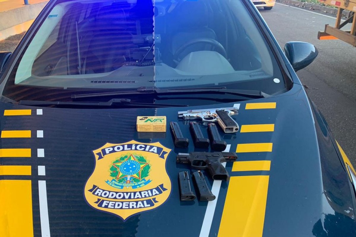 Dois homens são presos por porte ilegal de armas na BR-101 