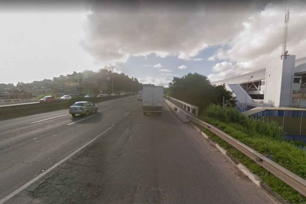 Ônibus de trabalhadores do Polo Industrial é assaltado na BR-324, em Salvador