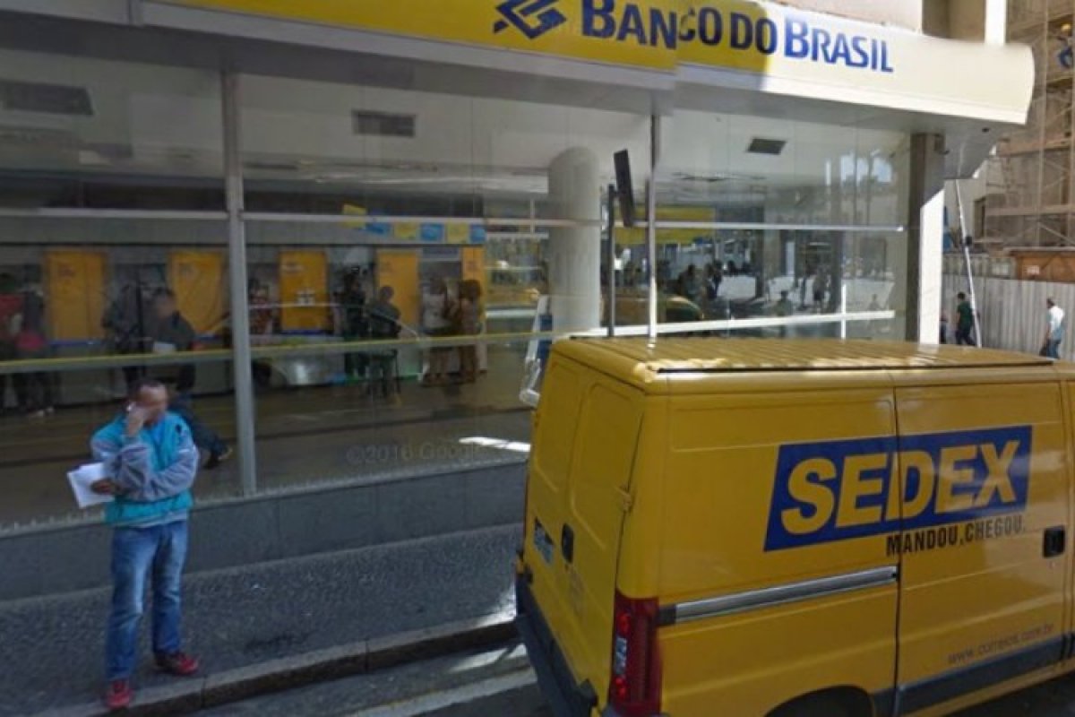 Mulher leva idoso morto ao banco para tentar sacar benefício