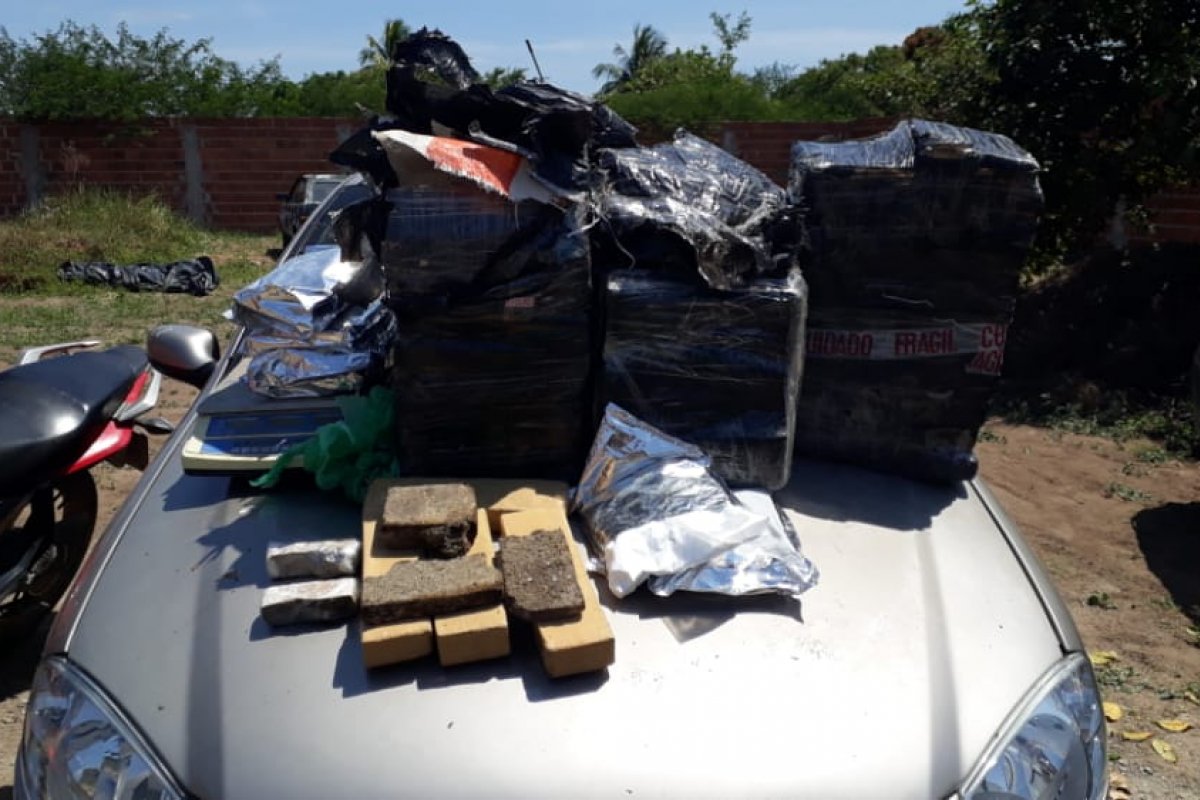 Operação conjunda da PM localiza depósito de drogas e carros roubados em Santo Estevão