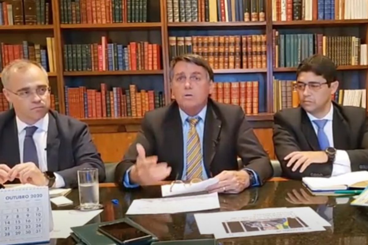 "É o tempo todo tentando me vincular em esquemas de corrupção", diz Bolsonaro