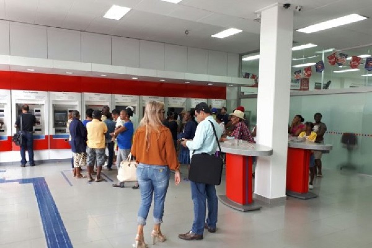 Sindicato dos Bancários protesta contra demissões e fechamento de agências em Feira