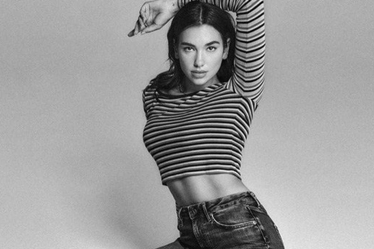 Dua Lipa lança linha de jeans inspirada em diferentes décadas para o outono/inverno 2020