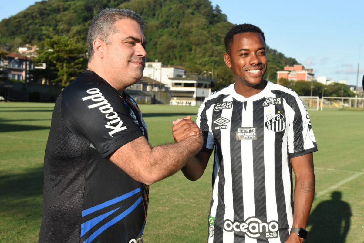 Santos suspende contrato com Robinho
