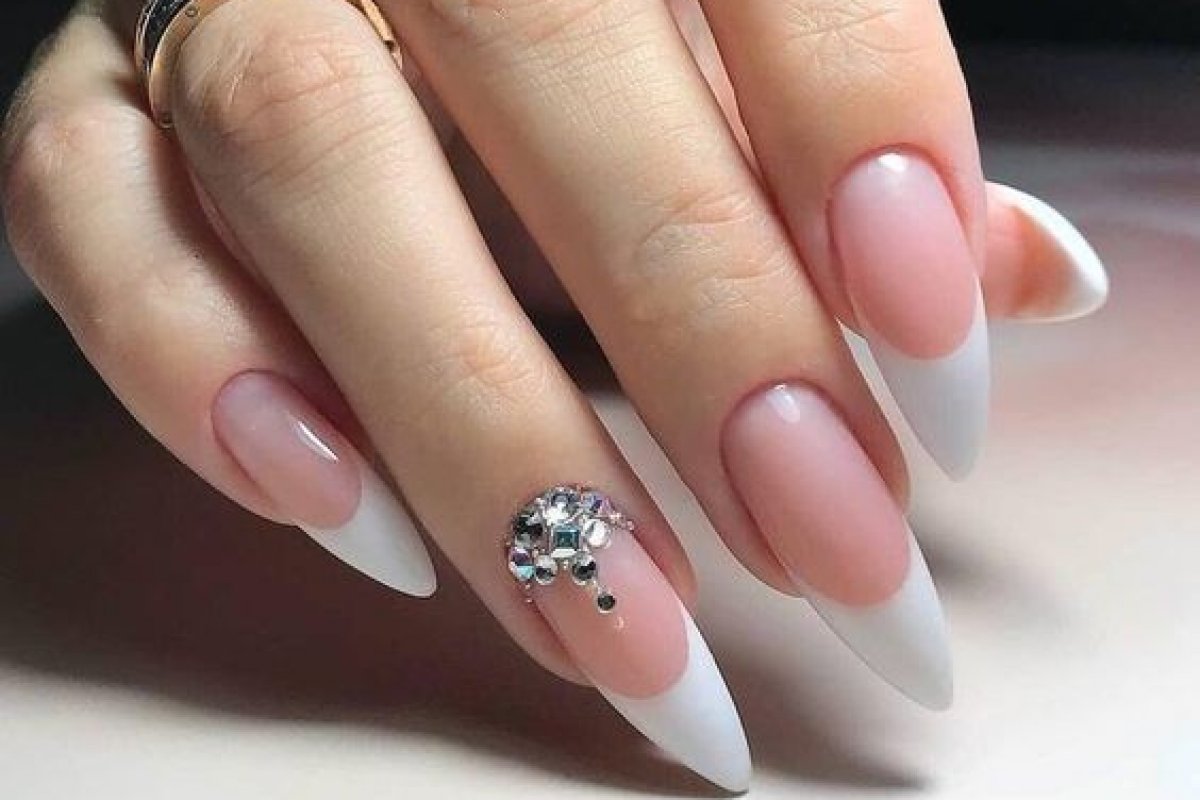 É tendência: Unhas enfeitadas com pedrarias