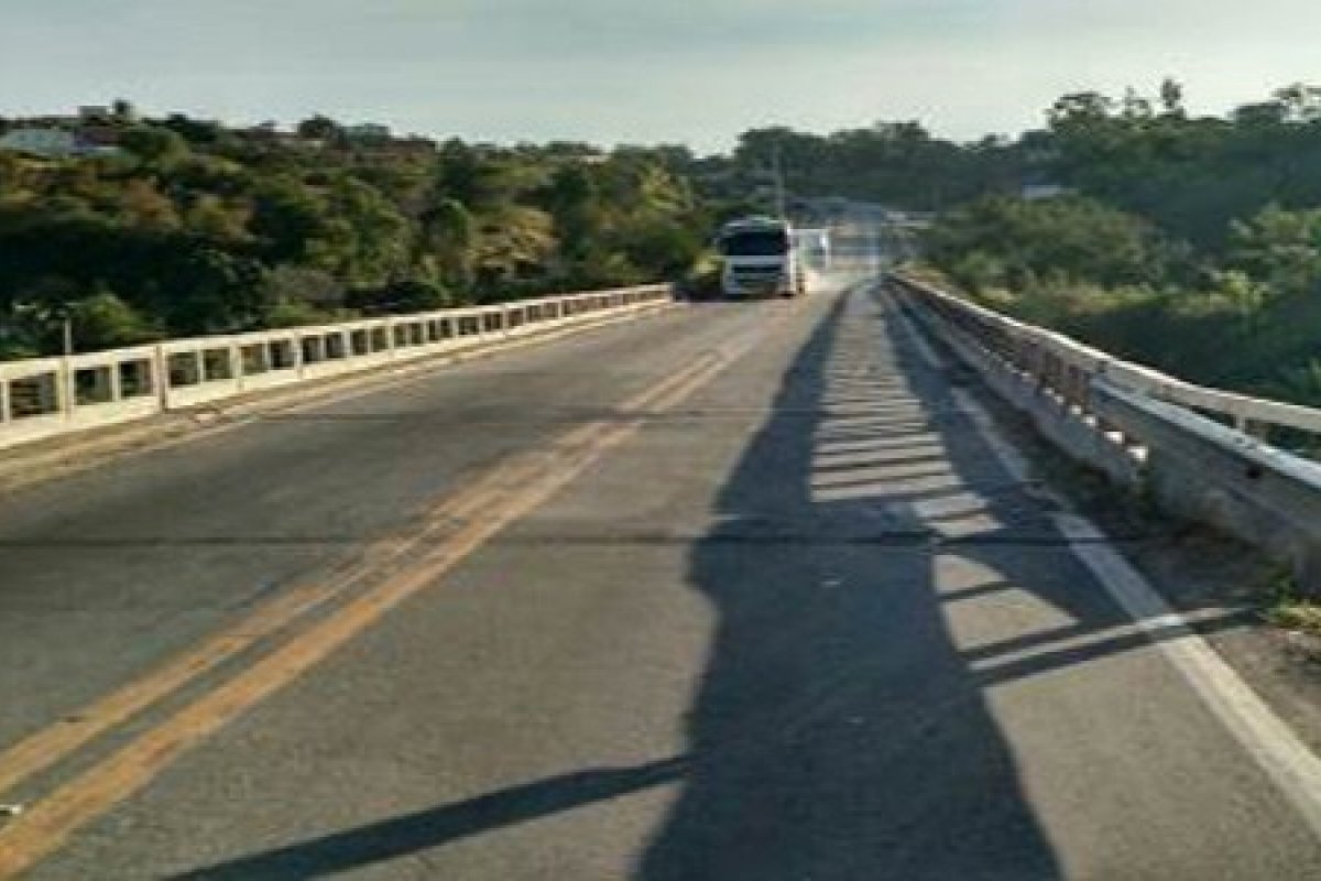 Obra muda tráfego na ponte sobre o rio Pardo, em Cândido Sales