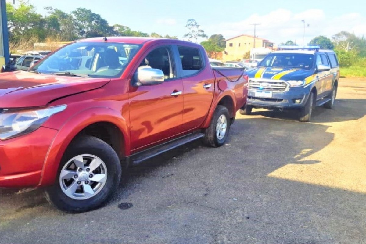 PRF recupera caminhonete L200 roubada em Camaçari
