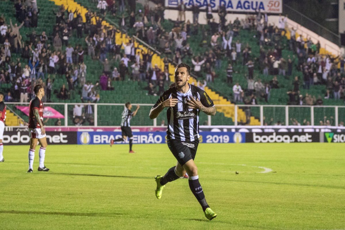 Vitória e Figueirense terminam primeira etapa empatados