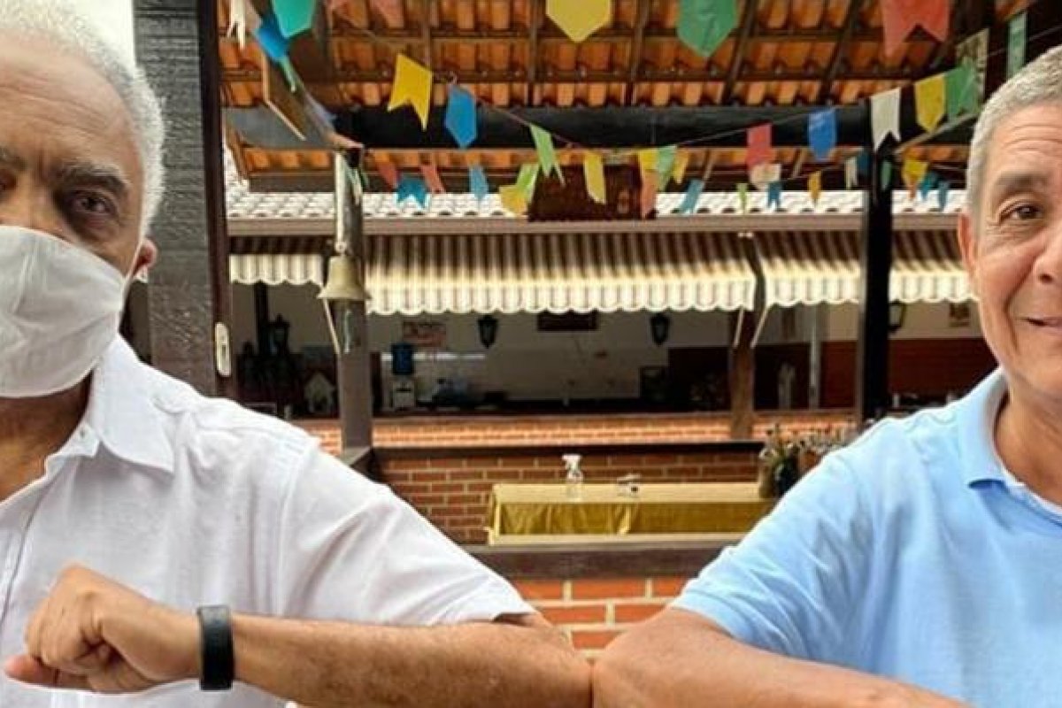 Gilberto Gil compartilha clique de reencontro com Zeca Pagodinho