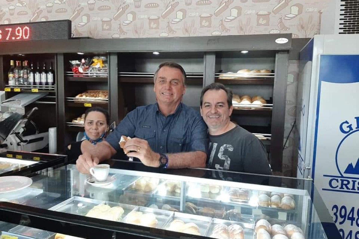 Bolsonaro causa aglomeração ao fazer parada inesperada em Caçapava Velha