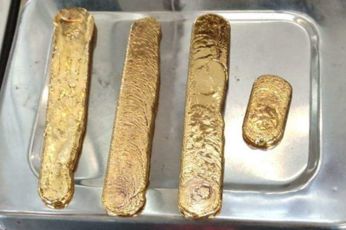 Homem é preso em aeroporto da Índia após ser flagrado com barras de ouro no ânus