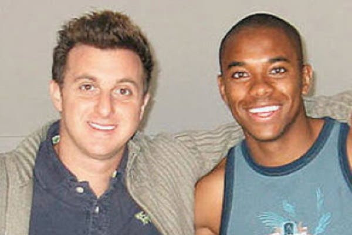 Luciano Huck não apagou foto com Robinho