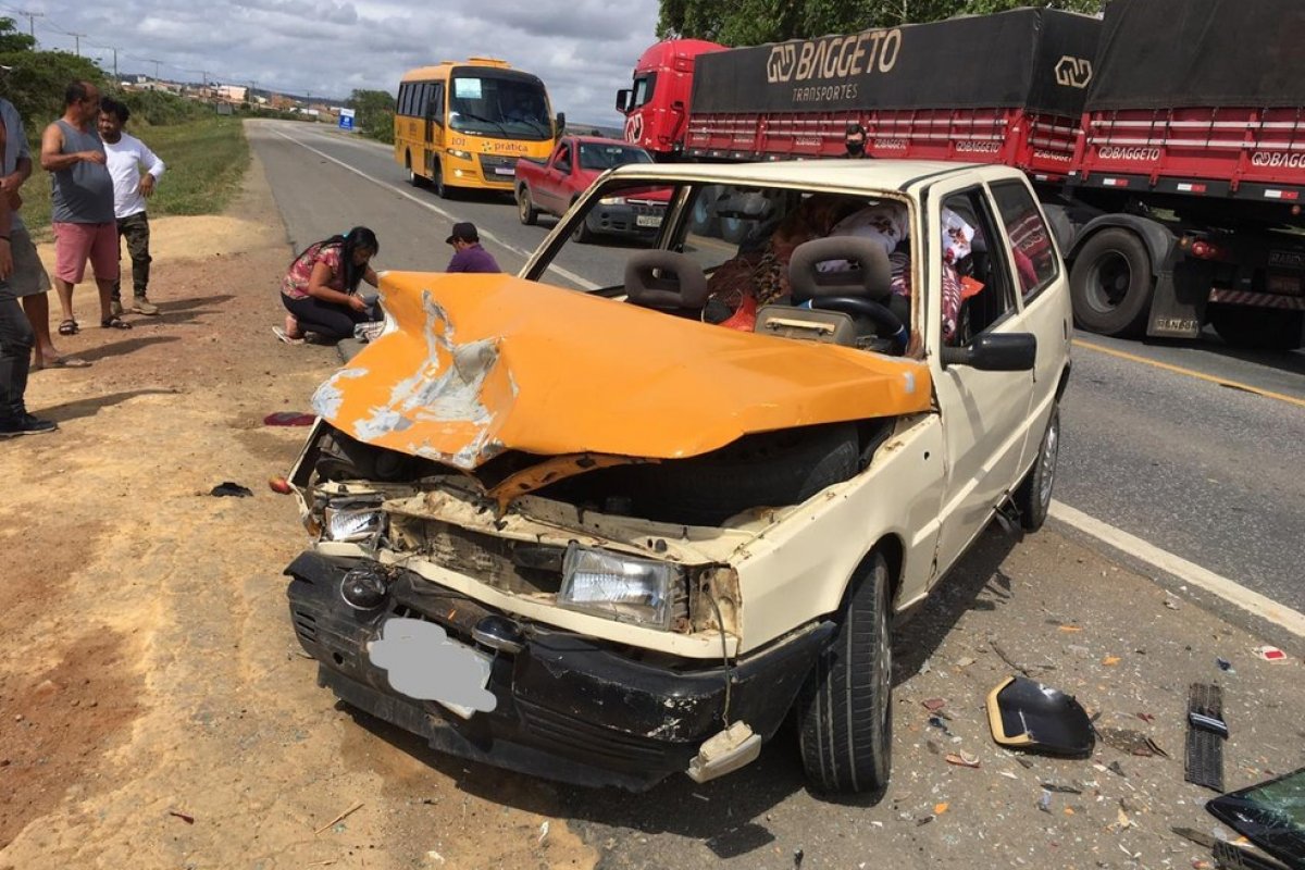 Batida entre carros deixa três feridos na BR-116, no sudoeste da Bahia