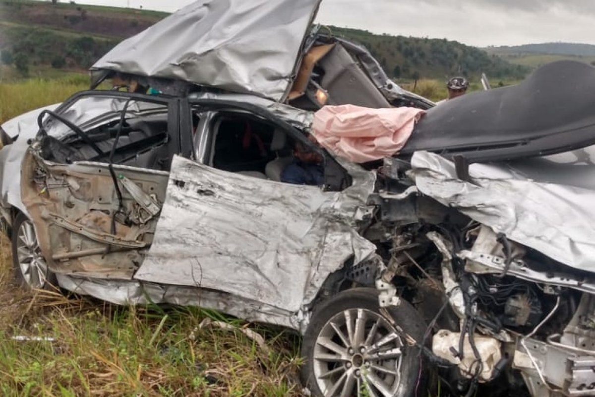 Gerente de agência bancária morre após batida entre carro e carreta no sul da Bahia