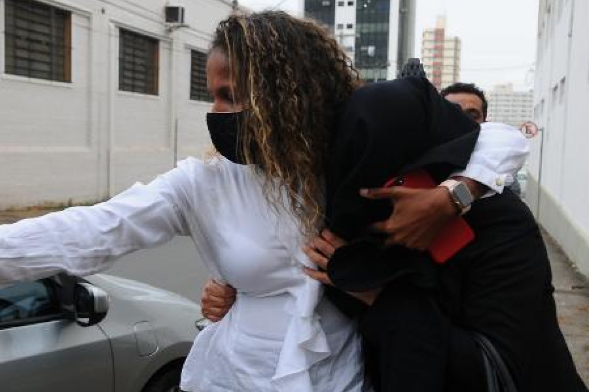 Mulher que levou marido morto a banco para 'prova de vida' é indiciada