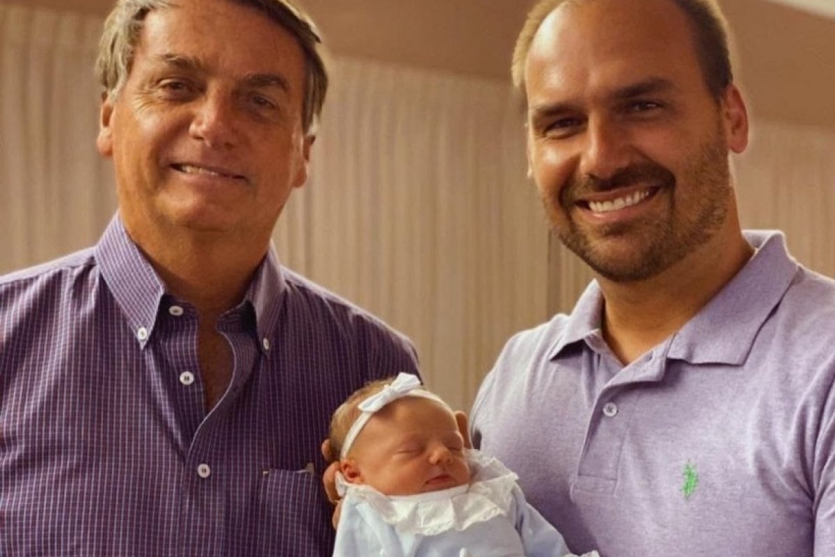 Bolsonaro conhece a neta Geórgia, filha de Eduardo e Heloisa