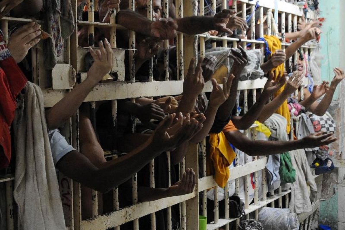 Anuário de Segurança Pública registra aumento de 14% dos negros nas prisões, em 15 anos 