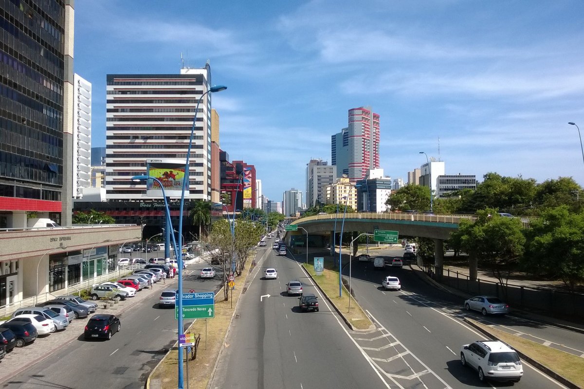 Grupo faz manifestação e deixa trânsito lento na Av. Tancredo Neves, em Salvador