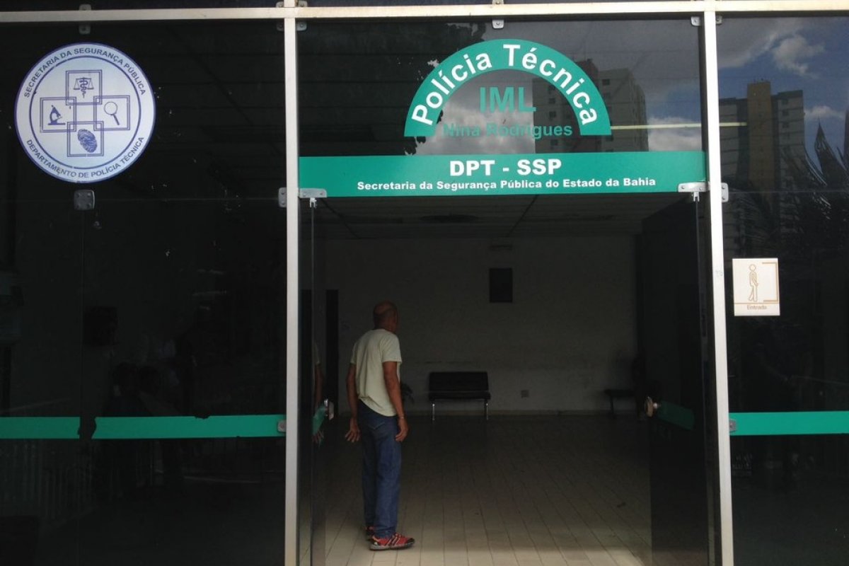 Idoso é autuado em flagrante por feminicídio após matar esposa a facadas em Alphaville, em Salvador