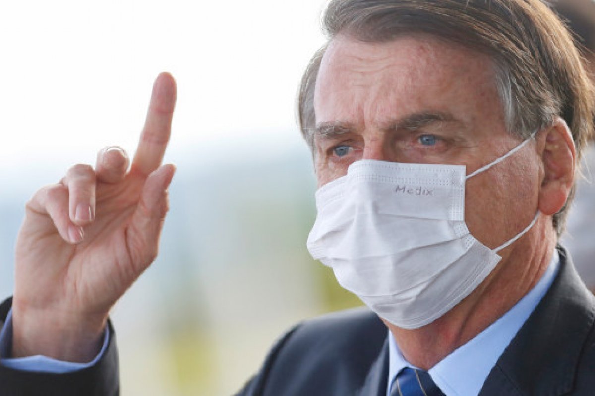 Bolsonaro volta a dizer que governo não vai obrigar população a se vacinar contra Covid-19