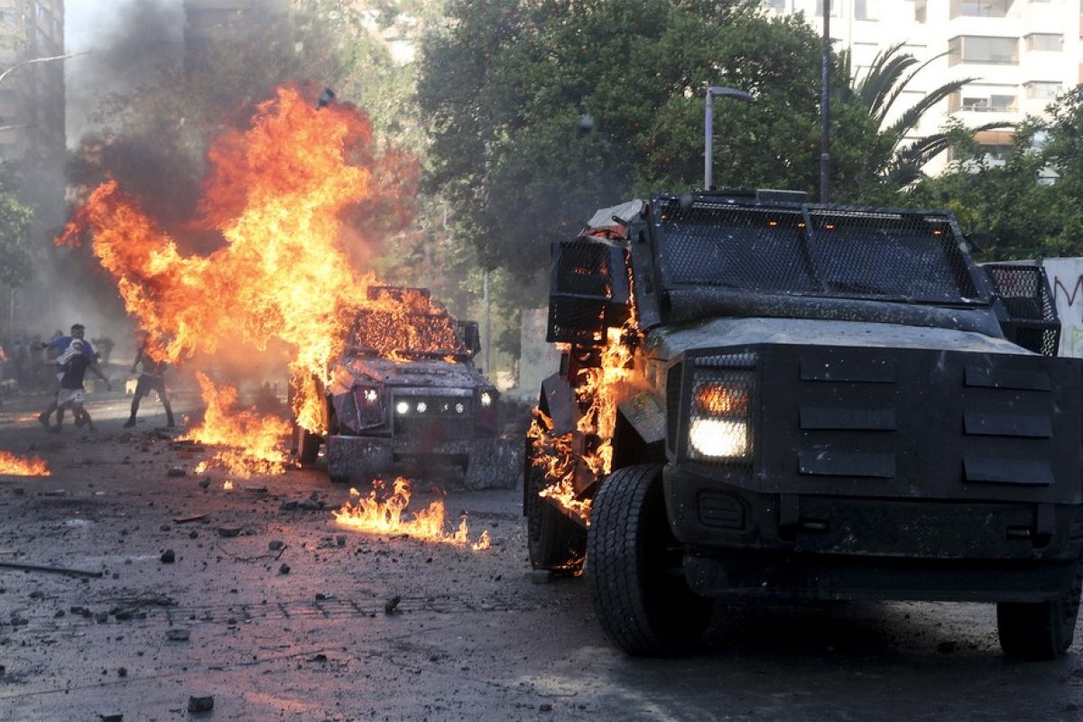 Manifestação para marcar 1 ano de protestos por igualdade no Chile acaba em confronto e vandalismo