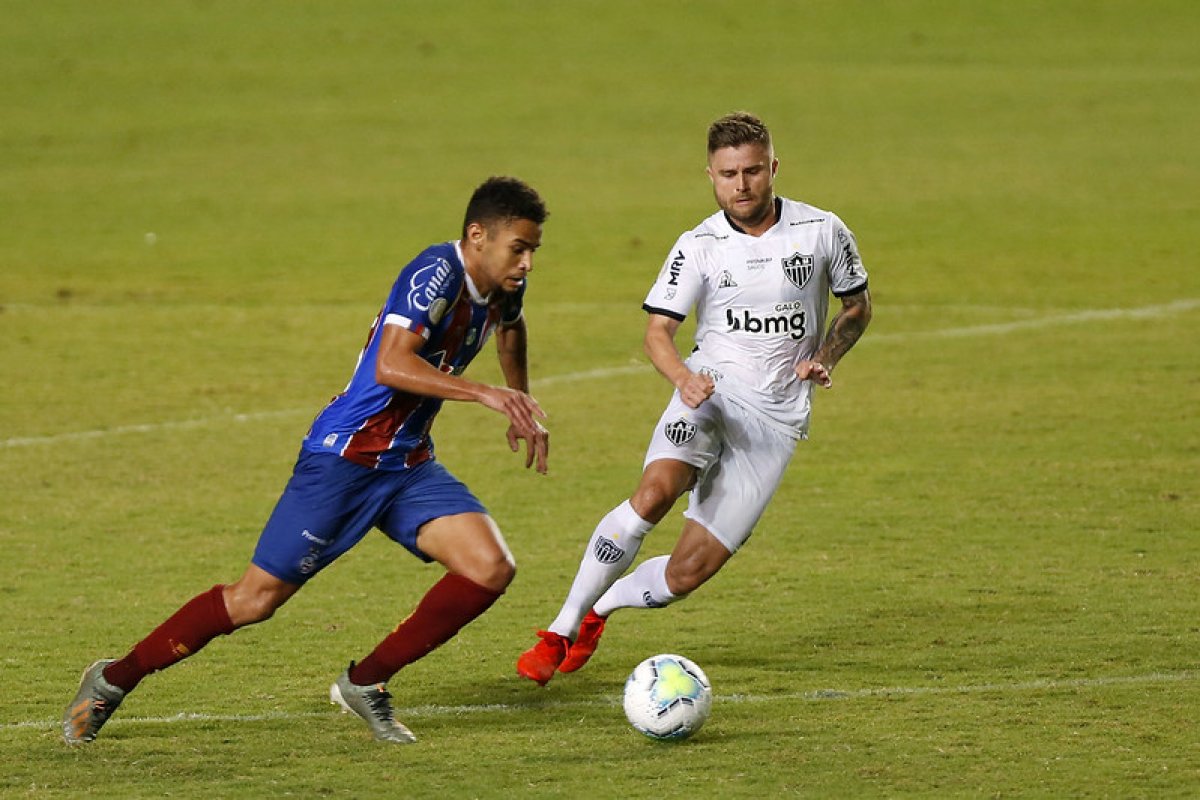 Gilberto faz dois, Bahia vence Atlético-MG de virada e, se afasta do Z-4